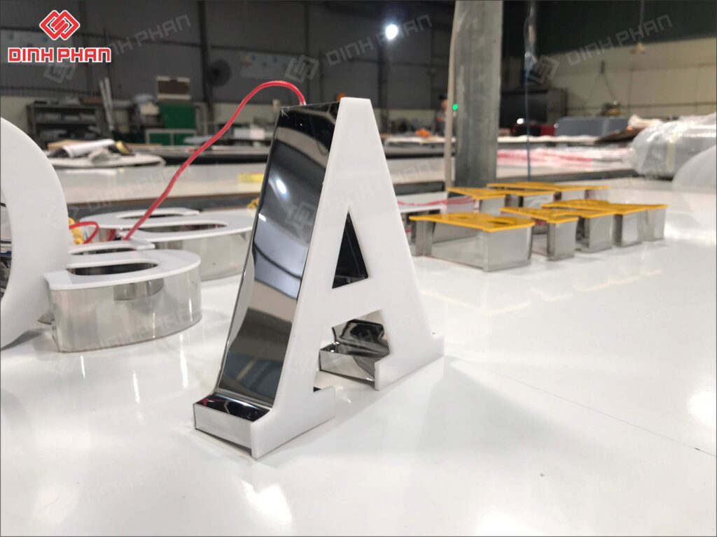 chu inox mat mica khong vien 5