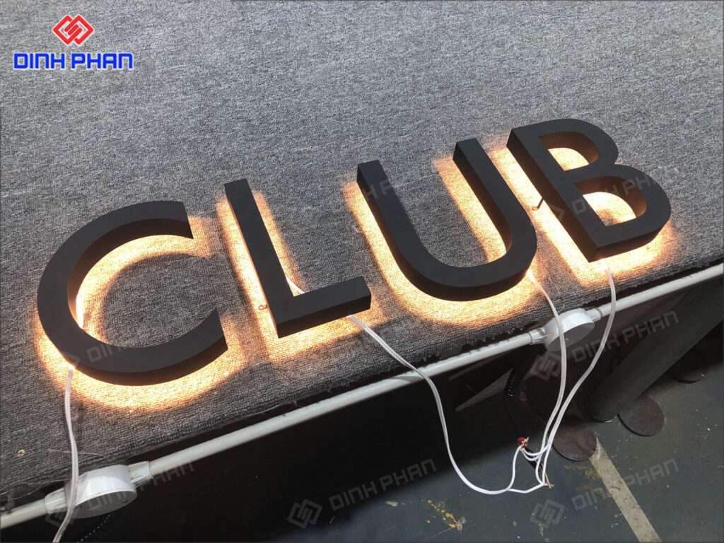 chu inox sang chan 11