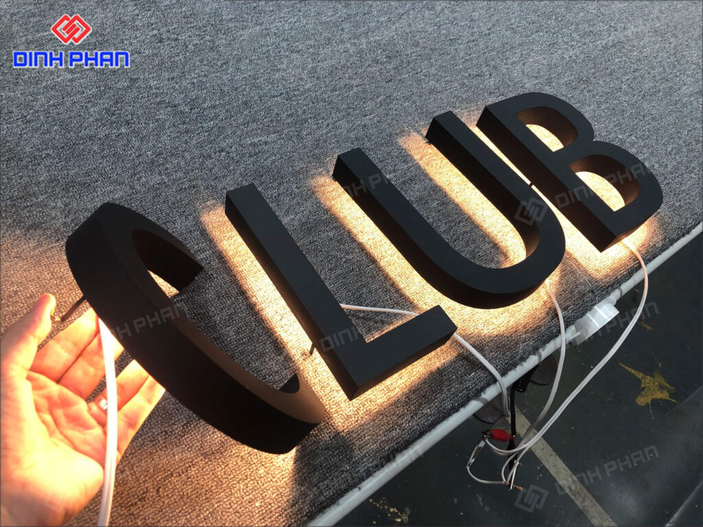 chu inox sang chan 12