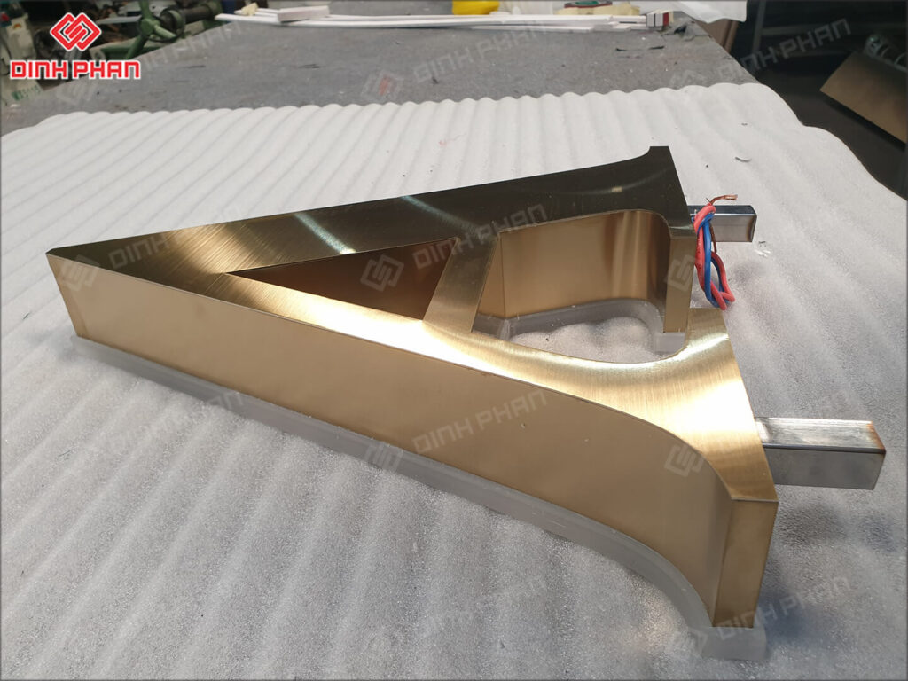 chu inox vang xuoc mica chao sang chan 1