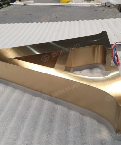 chu inox vang xuoc mica chao sang chan 1 bang hieu chu inox vang xuoc mica