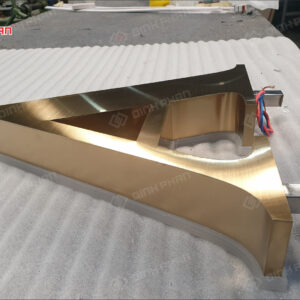 chu inox vang xuoc mica chao sang chan 1