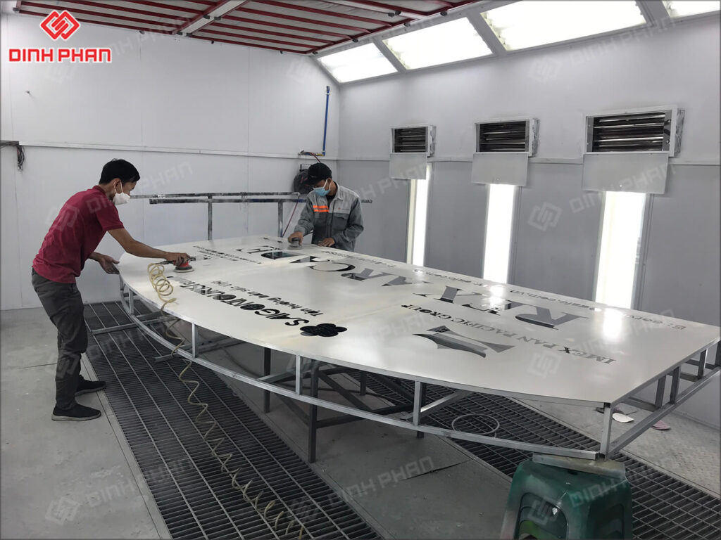 Chữ inox vàng xước mica cháo – Sang trọng, bền bỉ cho bảng hiệu