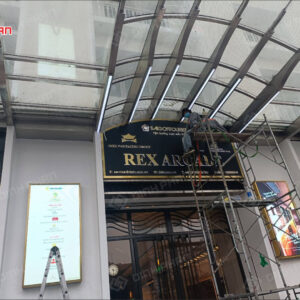 chu inox vang xuoc mica chao sang chan 11