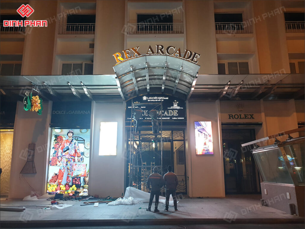 chu inox vang xuoc mica chao sang chan 12