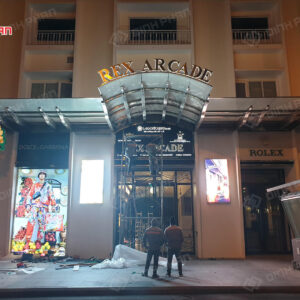 chu inox vang xuoc mica chao sang chan 12