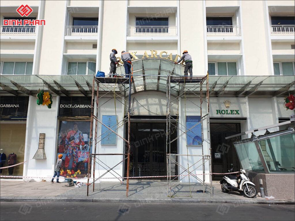 chu inox vang xuoc mica chao sang chan 13