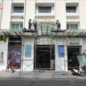 chu inox vang xuoc mica chao sang chan 13