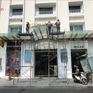 chu inox vang xuoc mica chao sang chan 15