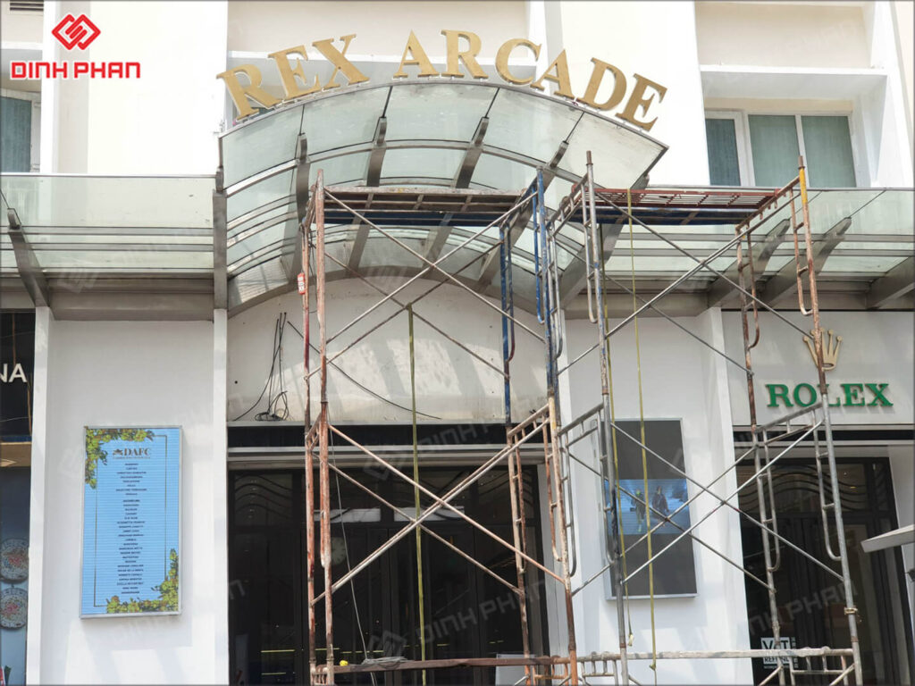 chu inox vang xuoc mica chao sang chan 16