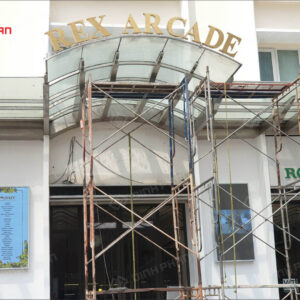 chu inox vang xuoc mica chao sang chan 16