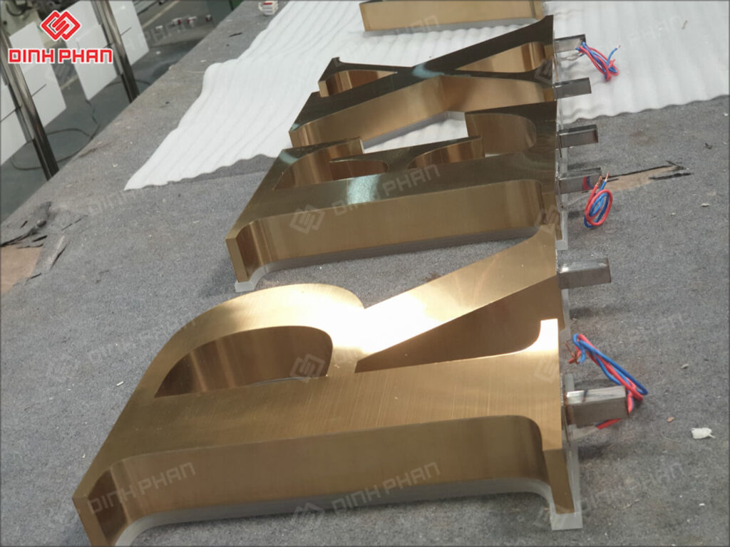 Chữ inox vàng xước mica cháo