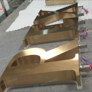 chu inox vang xuoc mica chao sang chan 17