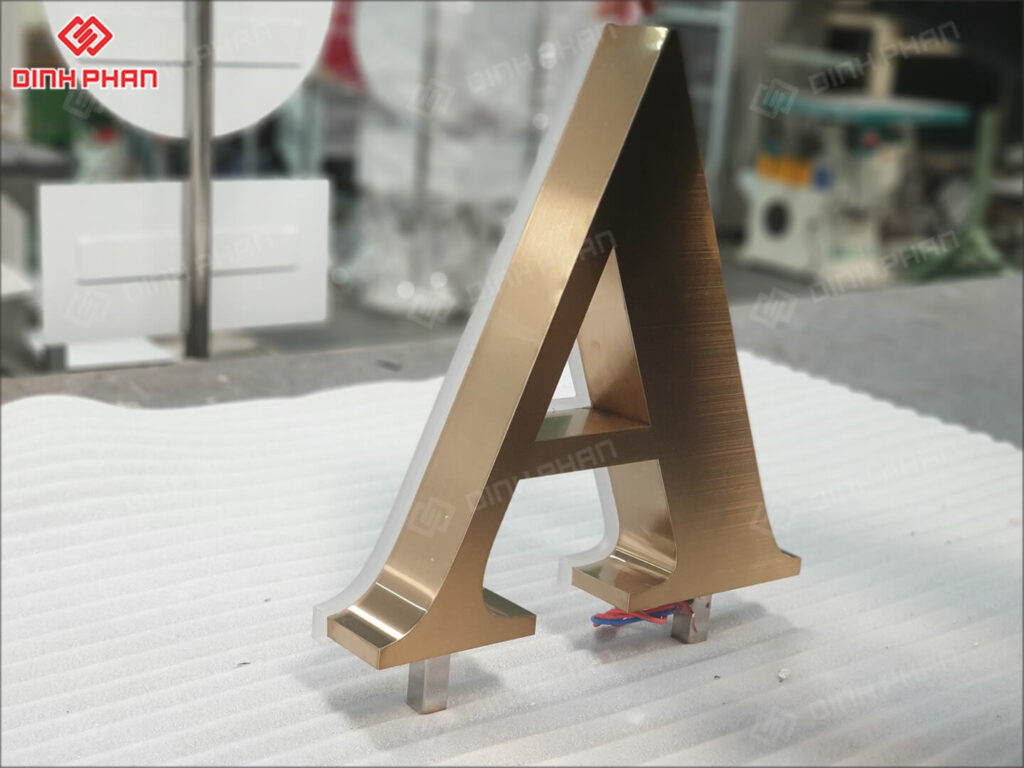 chu inox vang xuoc mica chao sang chan 18