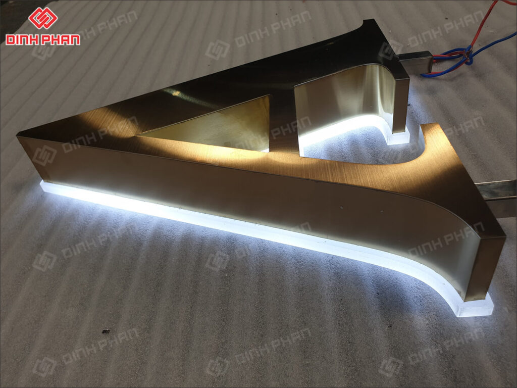 chu inox vang xuoc mica chao sang chan 19