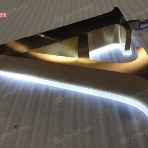 chu inox vang xuoc mica chao sang chan 19