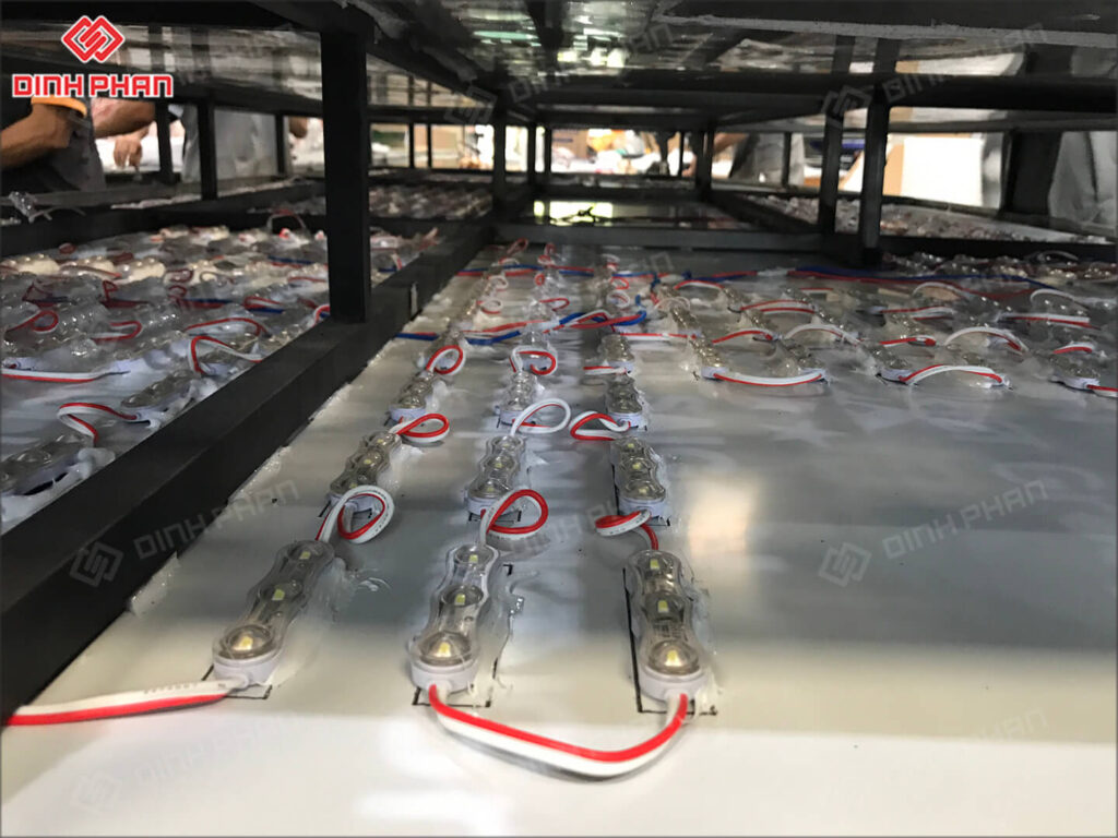 chu inox vang xuoc mica chao sang chan 20