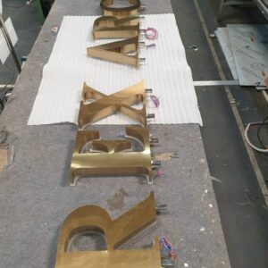 chu inox vang xuoc mica chao sang chan 3