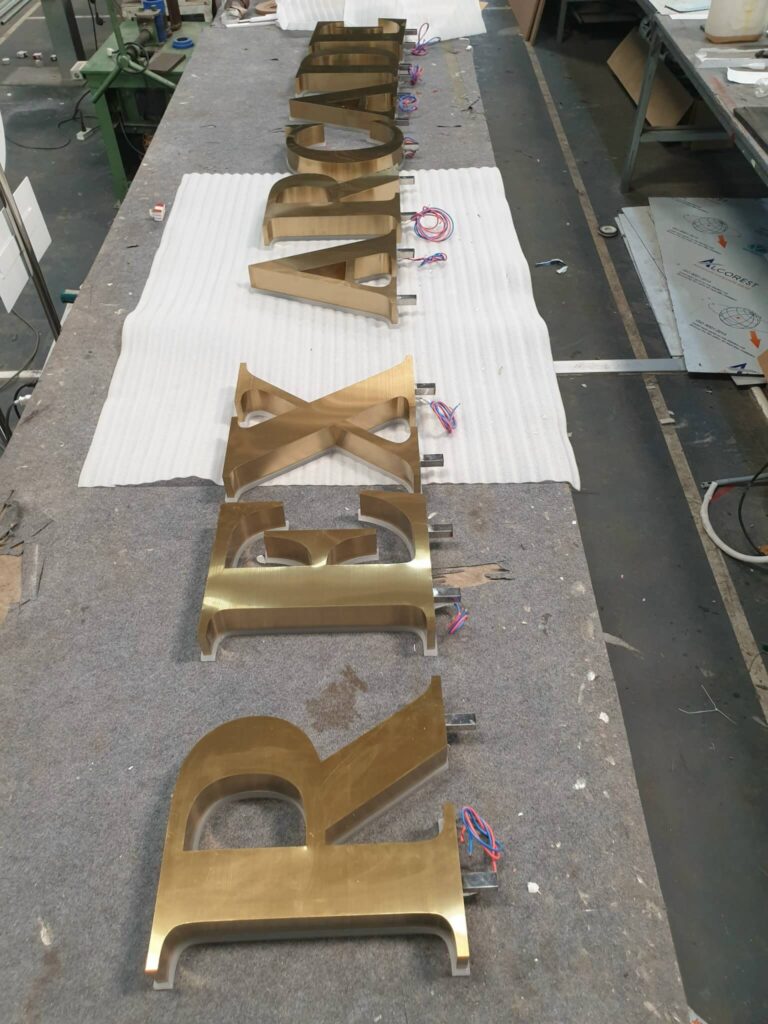 chu inox vang xuoc mica chao sang chan 3