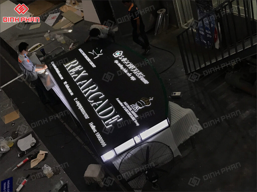 chu inox vang xuoc mica chao sang chan 4