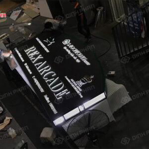 chu inox vang xuoc mica chao sang chan 4