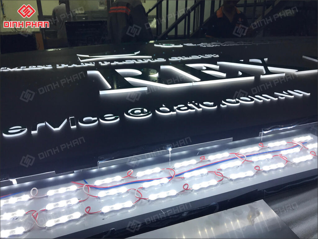 chu inox vang xuoc mica chao sang chan 6