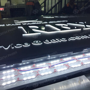 chu inox vang xuoc mica chao sang chan 6