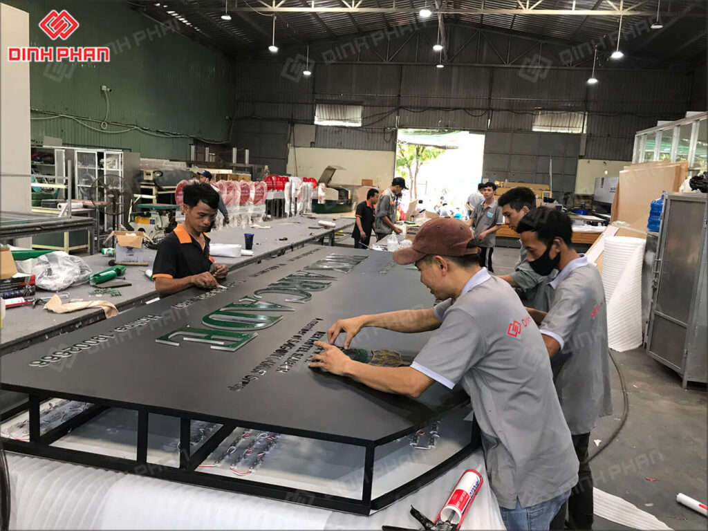 chu inox vang xuoc mica chao sang chan 7