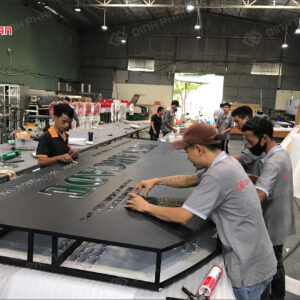 chu inox vang xuoc mica chao sang chan 7