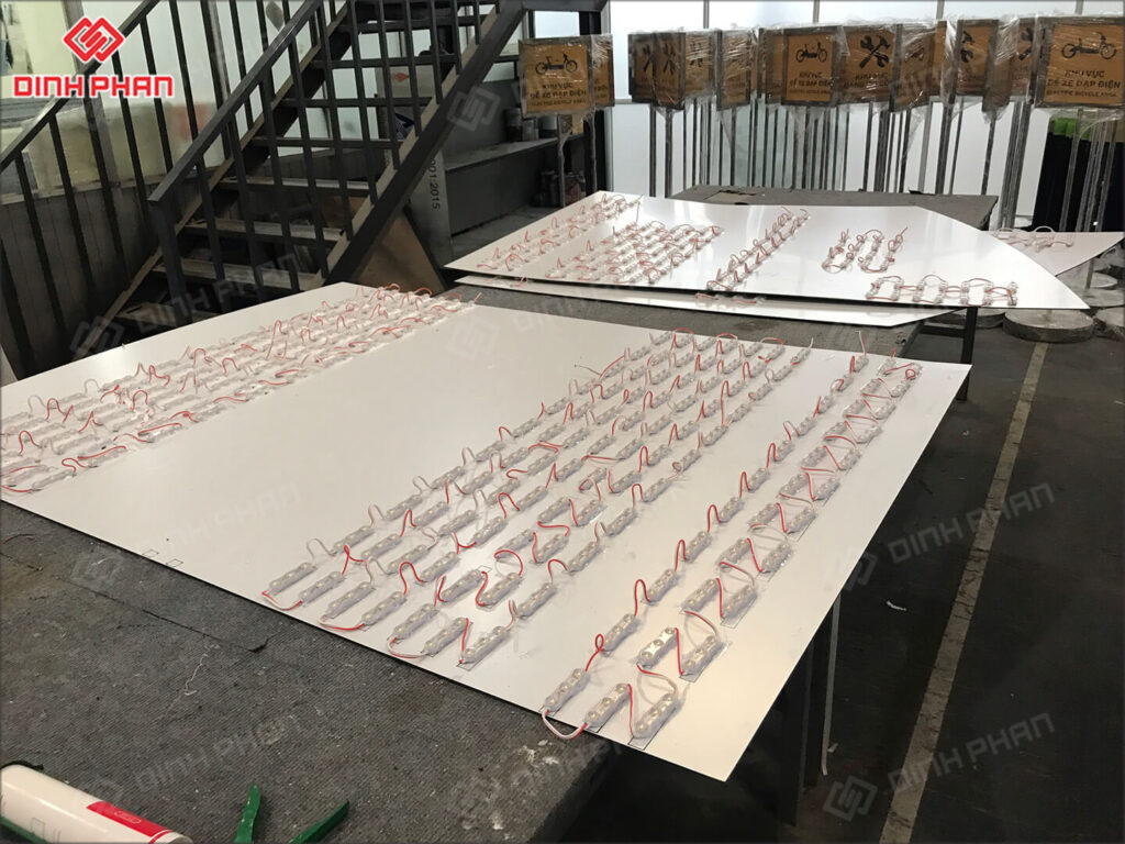 chu inox vang xuoc mica chao sang chan 8