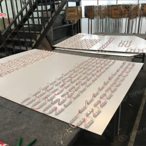 chu inox vang xuoc mica chao sang chan 8