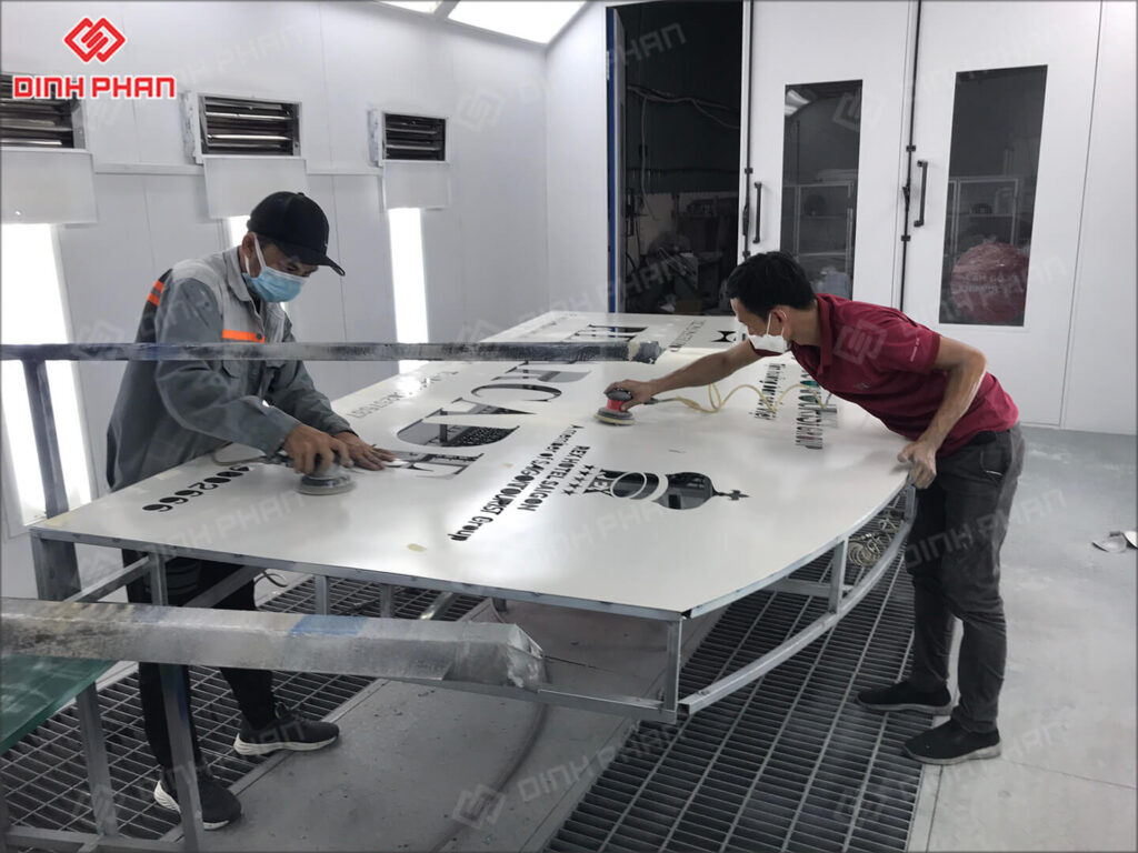 chu inox vang xuoc mica chao sang chan 9