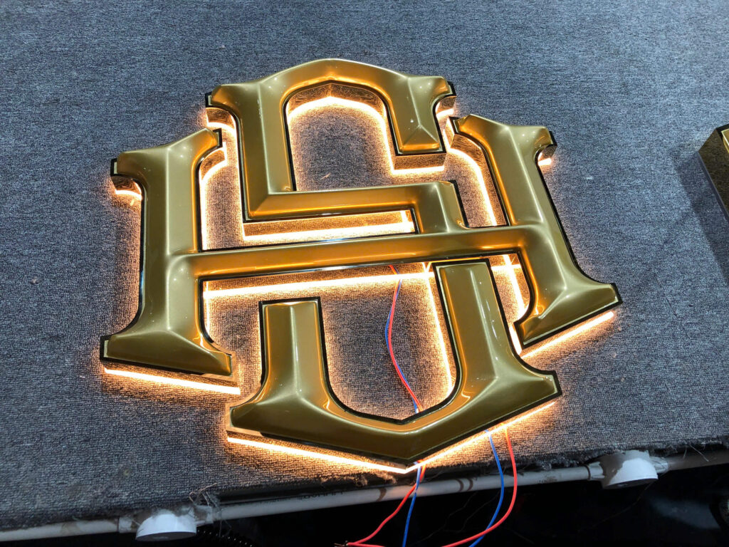 chu mica sang chan 1