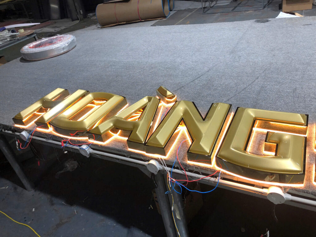 chu mica sang chan 12