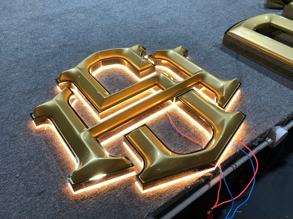 chu mica sang chan 4