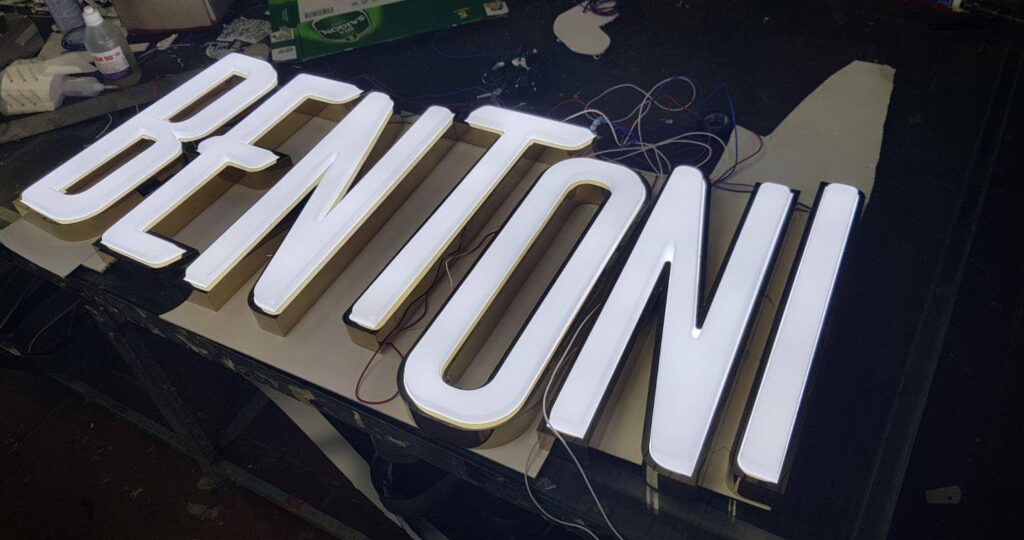 chu mica vien inox 7 Chữ Mica Viền Inox Cao Cấp – Bền Đẹp, Sang Trọng, Giá Tốt