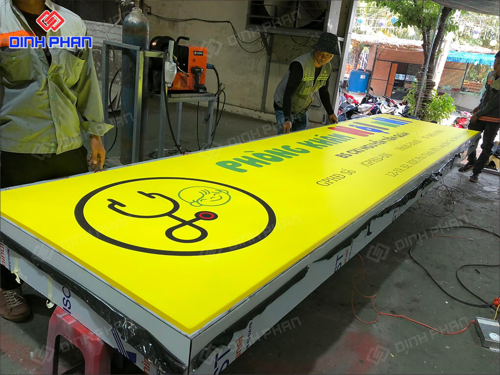 Bảng hiệu In UV phòng khám nội nhi – Giải pháp in ấn an toàn &amp; bền màu