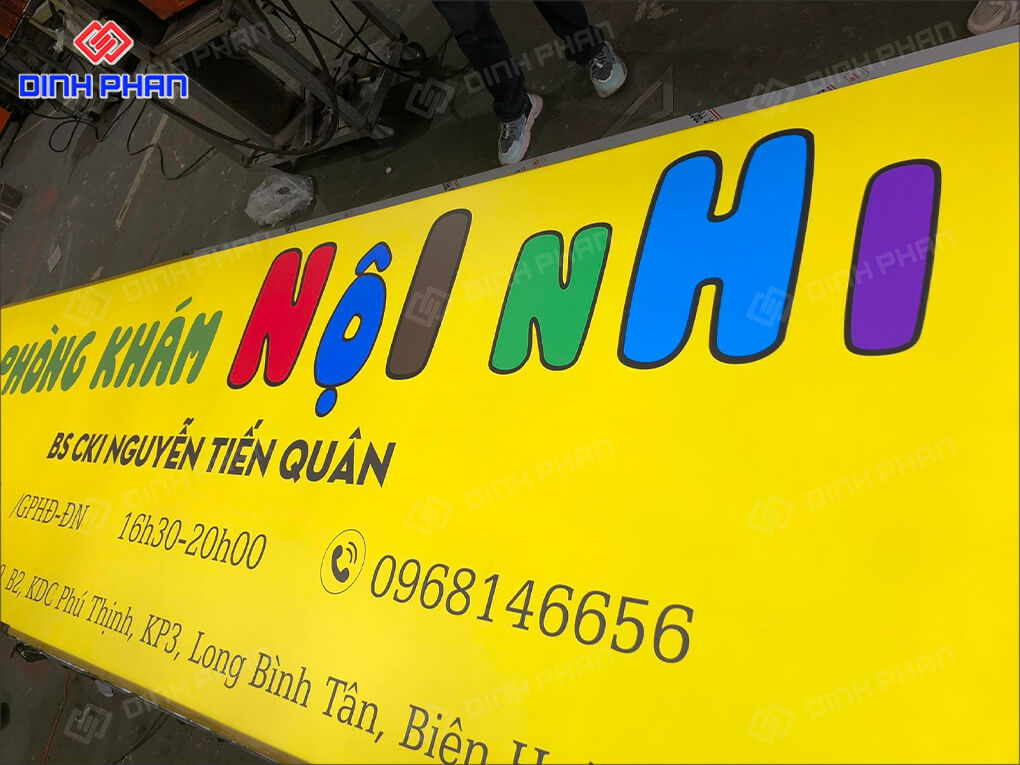 In UV phòng khám nội nhi – Giải pháp in ấn an toàn &amp; bền màu