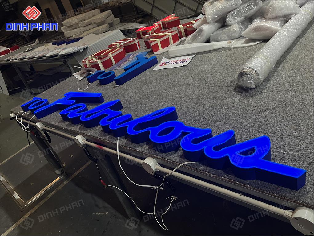 bang hieu chu inox mat mica