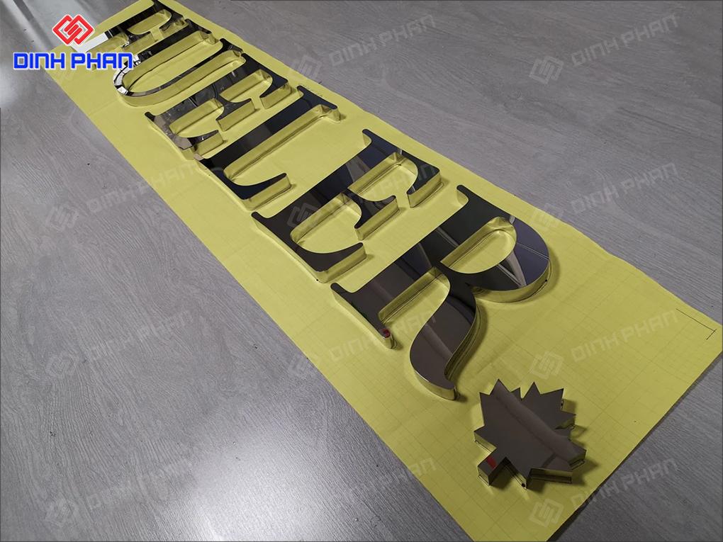 chu inox trang guong