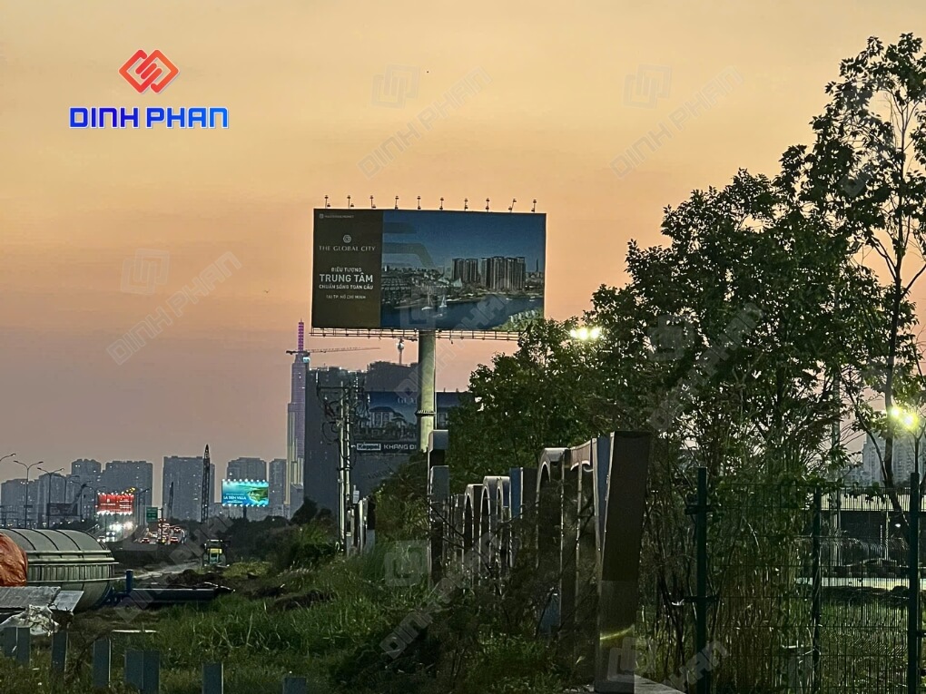 thi cong bien hieu ngoai troi