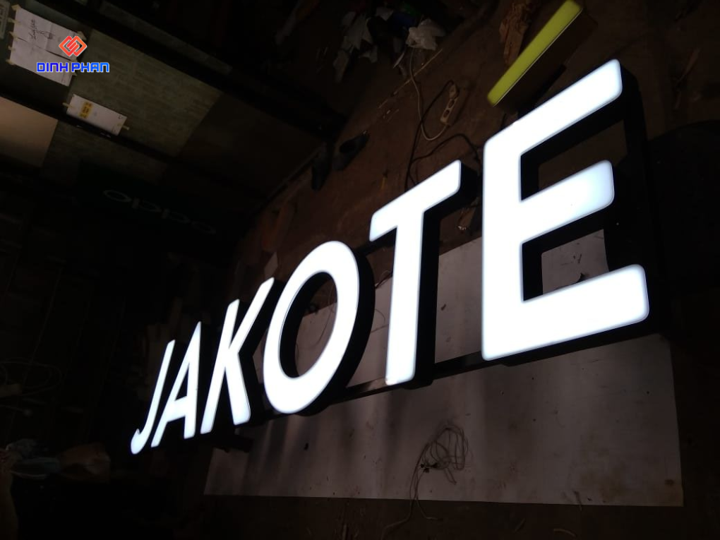 inox-trang-xuoc-ket-hop-den-neon-sign