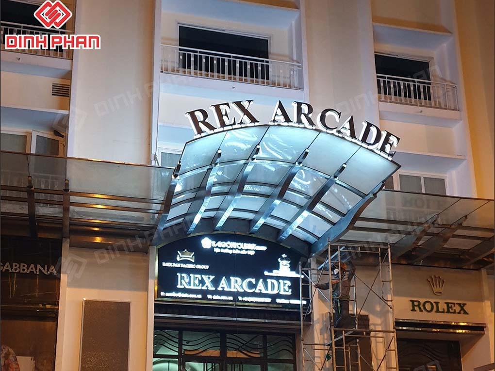 thi-cong-bang-hieu-khach-san-rex-5-sao