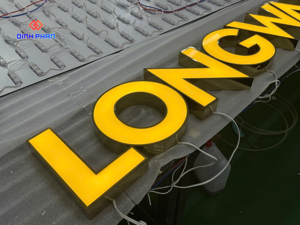 chu-noi-mat-mica-nha-hang-long-wang