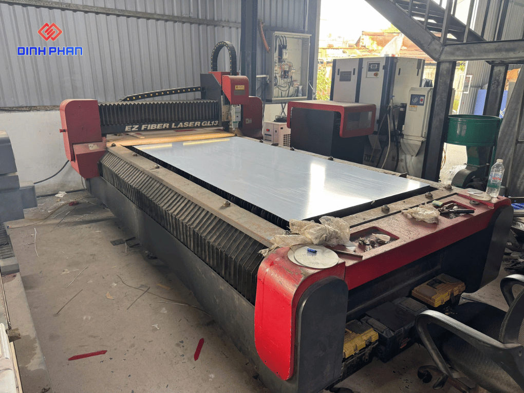may-cat-cnc-laser-fiber-gia-cong-chu-inox