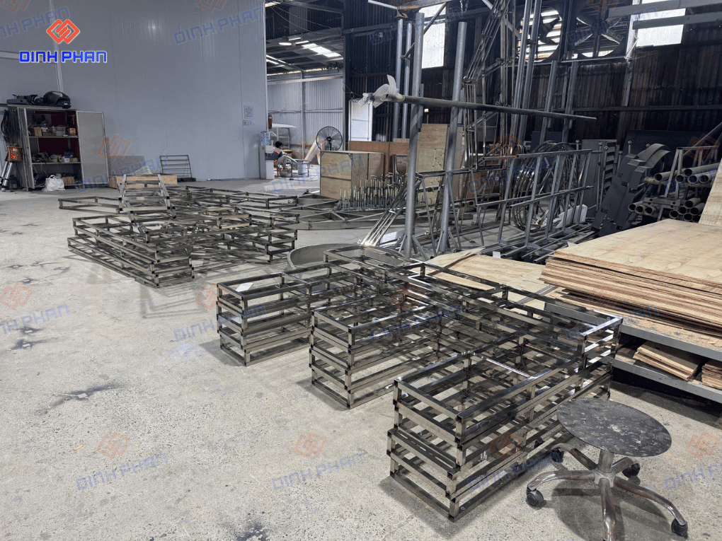khung-inox-bang-hieu-vinhomes-green-paradise (1)