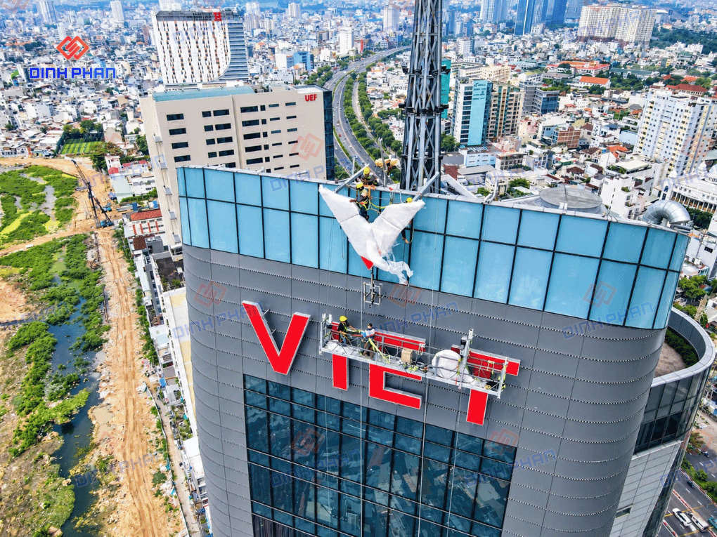 lap-dat-logo-toa-nha-viet (1)